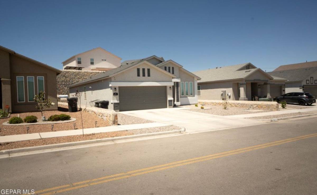1677 Asbury St, El Paso, TX 79928 - House for Rent - Image 2