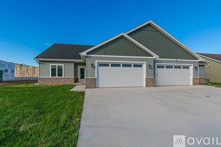 House for rent at 2668 Princeton Dr, Neenah, WI 54956