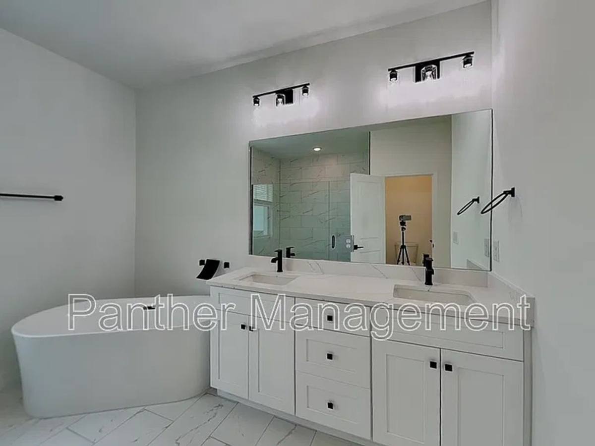 House for rent at 1422 NE 33rd Lane, Cape Coral, FL 33909